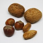 Noci fresche su un tavolo, simbolo dei benefici per cuore e cervello.