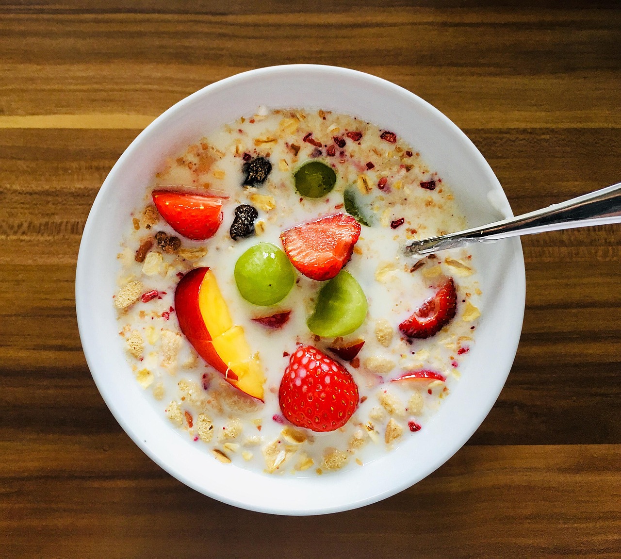 Colazione sana con alimento che stimola il metabolismo, accompagnato da frutta fresca e cereali.