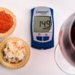 Immagine che illustra alimenti salutari per abbassare il colesterolo, come frutta, verdura e cereali integrali.