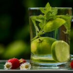 Bevanda detox per il fegato con ingredienti freschi in un bicchiere trasparente.