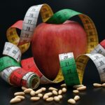 Nonna prepara una tisana con ingredienti naturali per accelerare il metabolismo.