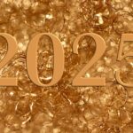 Paesaggio innevato decorato con luci natalizie scintillanti durante le festività di Natale 2025.