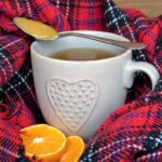 Bevanda naturale calda in tazza, ideale per sostenere il fegato nei mesi invernali.