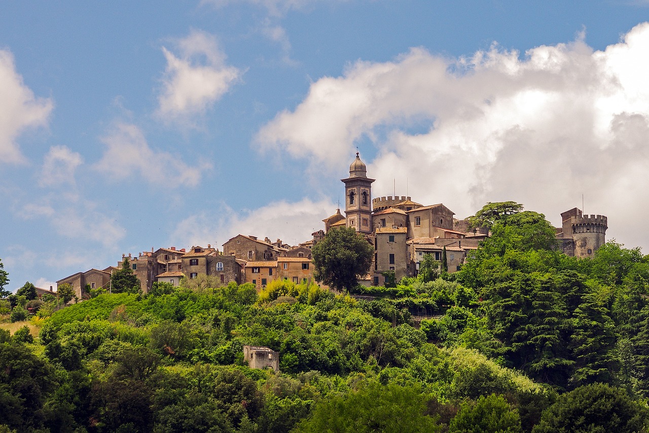 Vista panoramica del borgo antico nel Lazio, con strade acciottolate e case in pietra.
