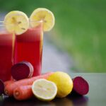 Bevanda detox per il fegato con ingredienti freschi e naturali, pronta per essere servita.