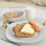 Colazione sana con frutta fresca e cereali integrali per controllare colesterolo e zuccheri.