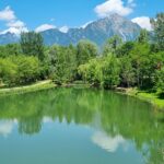 Lago del Trentino con acque cristalline e montagne sullo sfondo, un vero paradiso naturale.