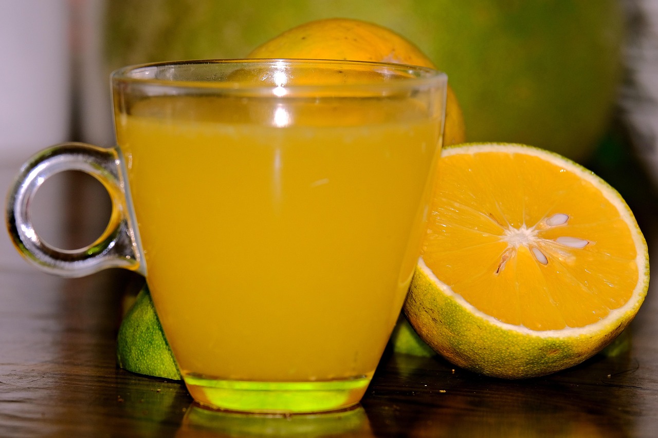 Bevanda salutare per ridurre il colesterolo, servita in un bicchiere con ingredienti freschi.