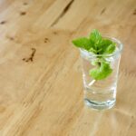 Acqua ossigenata versata nel terreno per ossigenare le radici delle piante e combattere i funghi.