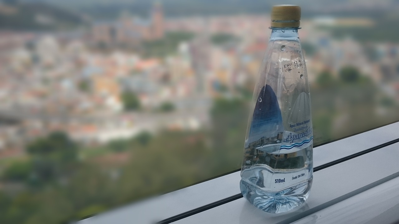 Due bicchieri d'acqua sul tavolo, simbolo di idratazione al risveglio per una giornata migliore.