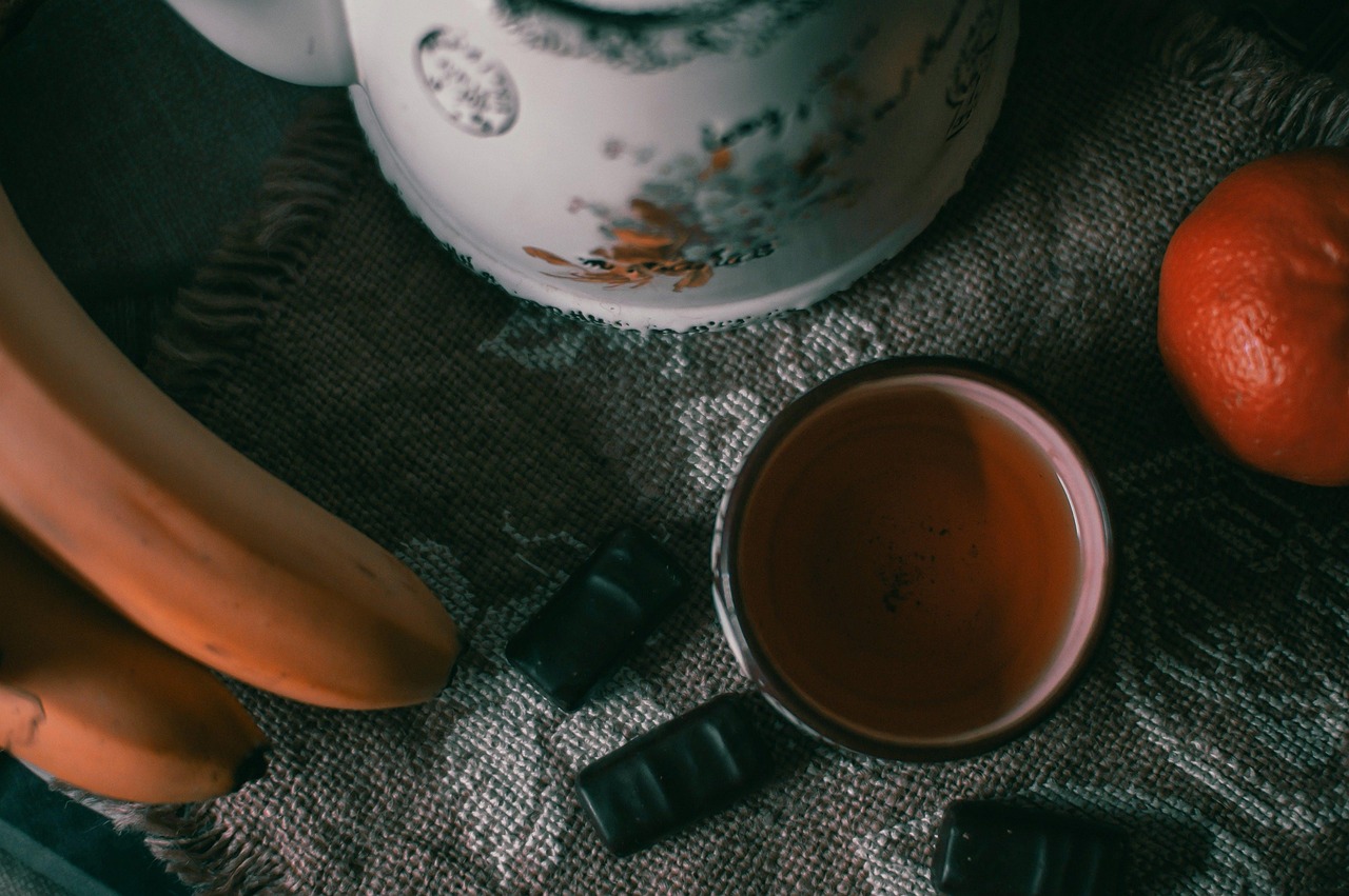Tazza di tè verde con foglie fresche, simbolo di un metabolismo attivo e sano.