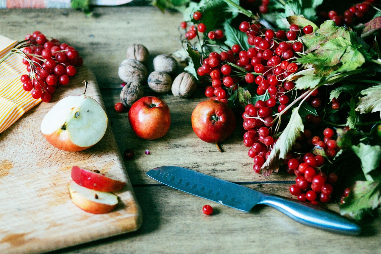 Un cesto di frutti autunnali ricchi di antiossidanti, ideali per la salute di vista e pelle.