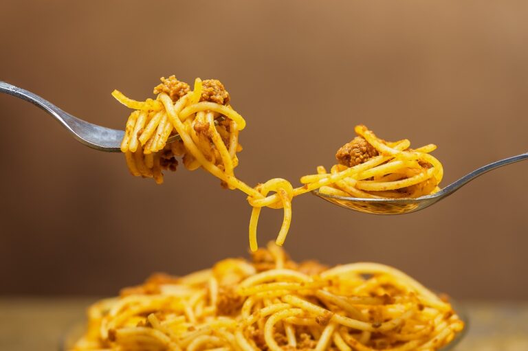 Mangiare pasta la sera: quando fa davvero ingrassare