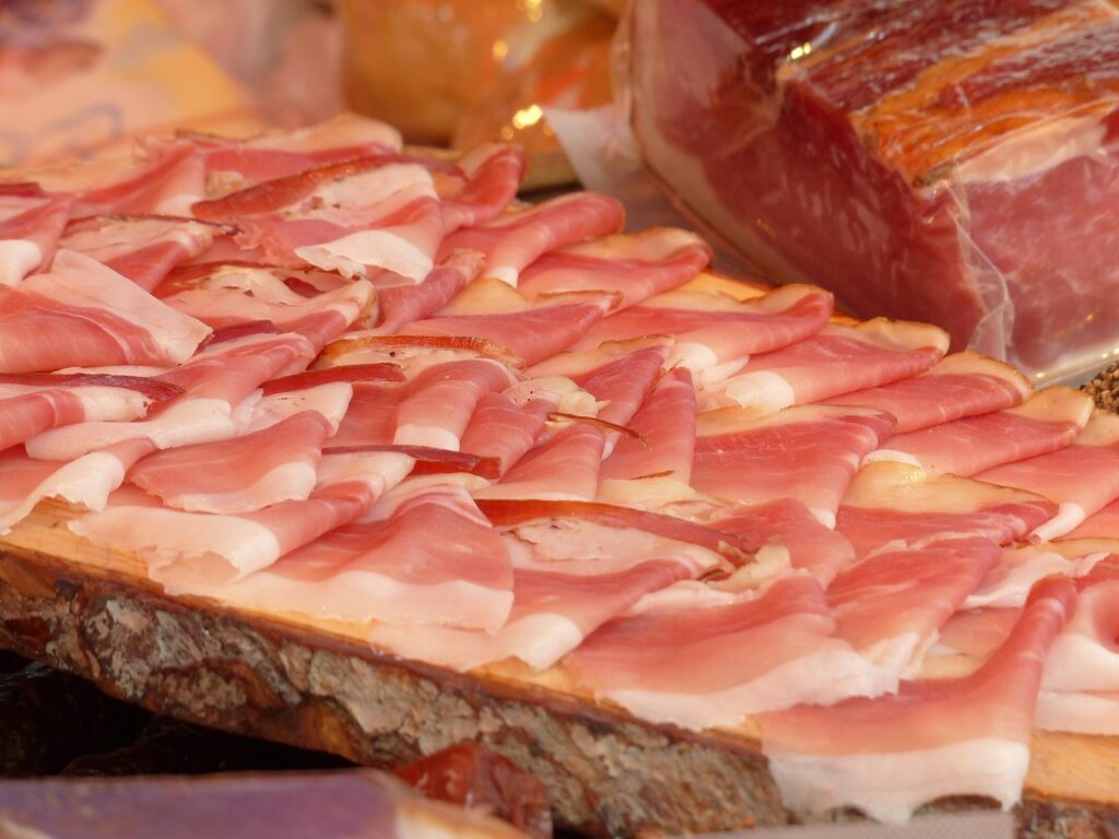 Mangiare prosciutto crudo con il colesterolo alto: ecco i tre trucchetti della nonna