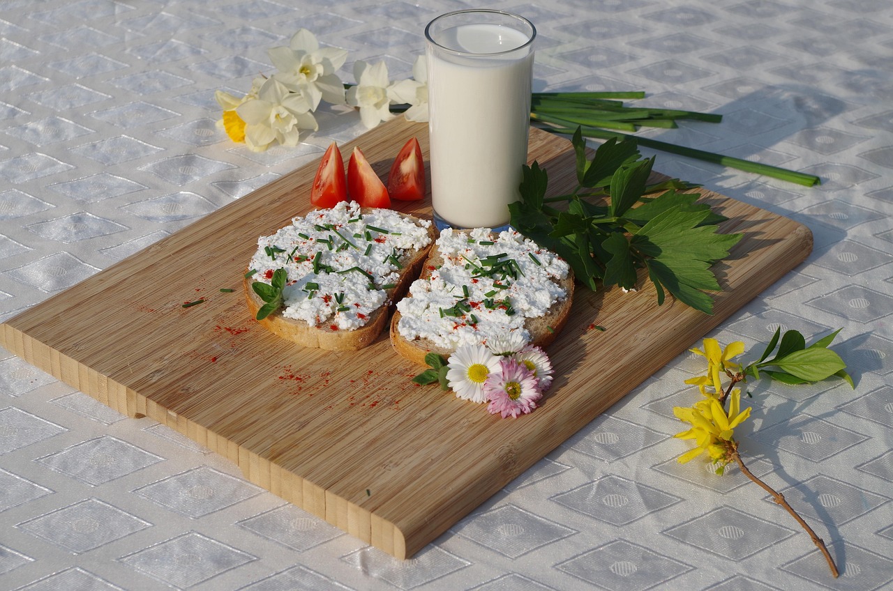 Ricotta fresca servita con erbe aromatiche, piatto salutare per ridurre il colesterolo.