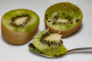 Il kiwi con la buccia? Si può mangiare e triplica le fibre assunte