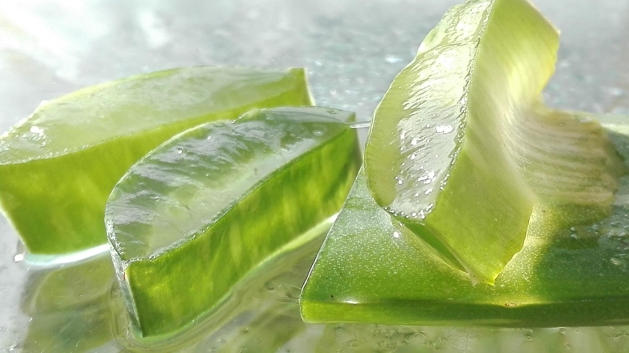 Gel di aloe vera bevibile in un bicchiere, ideale per alleviare i sintomi della gastrite.