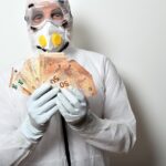 Pacchisti in studio durante il programma "Affari tuoi", mostrando entusiasmo e vincite.