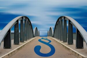 Immagine di un avviso riguardante la legge 104 e le sue implicazioni legali.