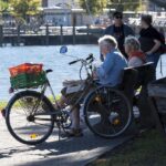 Un anziano con patente di guida, preoccupato per il nuovo limite di età europeo.