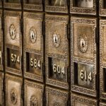 Immagine di un buono postale con grafico degli interessi in aumento.