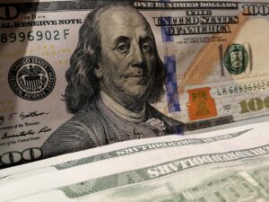 Uomo felice che guarda un documento sulle nuove norme pensionistiche del 2026.