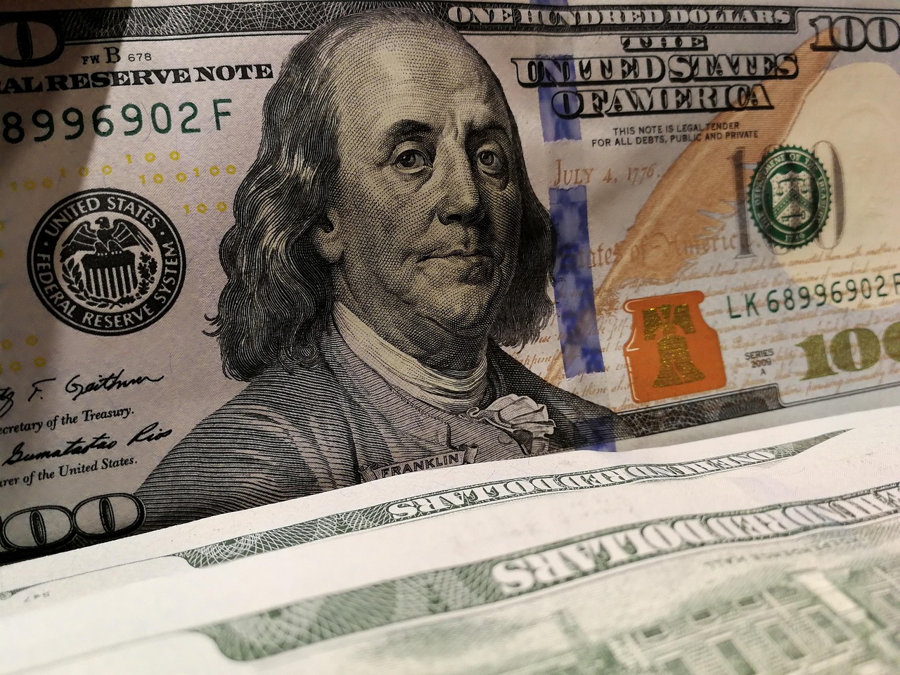 Uomo felice che guarda un documento sulle nuove norme pensionistiche del 2026.