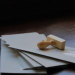 Elderly couple consulta documenti per esenzione canone RAI, evidenziando requisiti necessari.