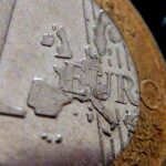 Moneta da 2 euro Grecia 2002 con lettera "S", evidenziando il suo valore e riconoscimento.