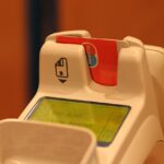 Immagine di una Carta d'Identità Elettronica con dettagli informativi su utilizzo e vantaggi rispetto allo SPID.