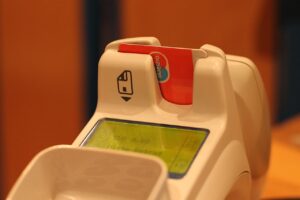 Immagine di una Carta d'Identità Elettronica con dettagli informativi su utilizzo e vantaggi rispetto allo SPID.