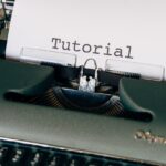 Donne e uomini sorridenti ricevono assistenza, simbolo della Legge 104 e dei nuovi aiuti economici.