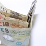 Conto corrente con simboli di tasse e avvisi, rappresenta la nuova tassa nascosta in arrivo nel 2026.