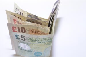 Conto corrente con simboli di tasse e avvisi, rappresenta la nuova tassa nascosta in arrivo nel 2026.