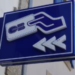 Immagine che illustra il bonifico istantaneo gratuito e la direttiva UE per le banche dal 2026.