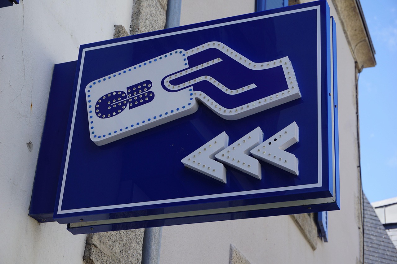 Immagine che illustra il bonifico istantaneo gratuito e la direttiva UE per le banche dal 2026.