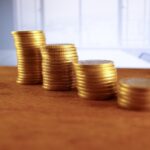 Giovane pensionato sorride, riflettendo sulle opportunità con 20 anni di contributi previdenziali.