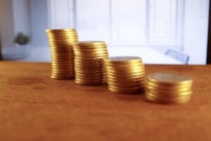 Giovane pensionato sorride, riflettendo sulle opportunità con 20 anni di contributi previdenziali.