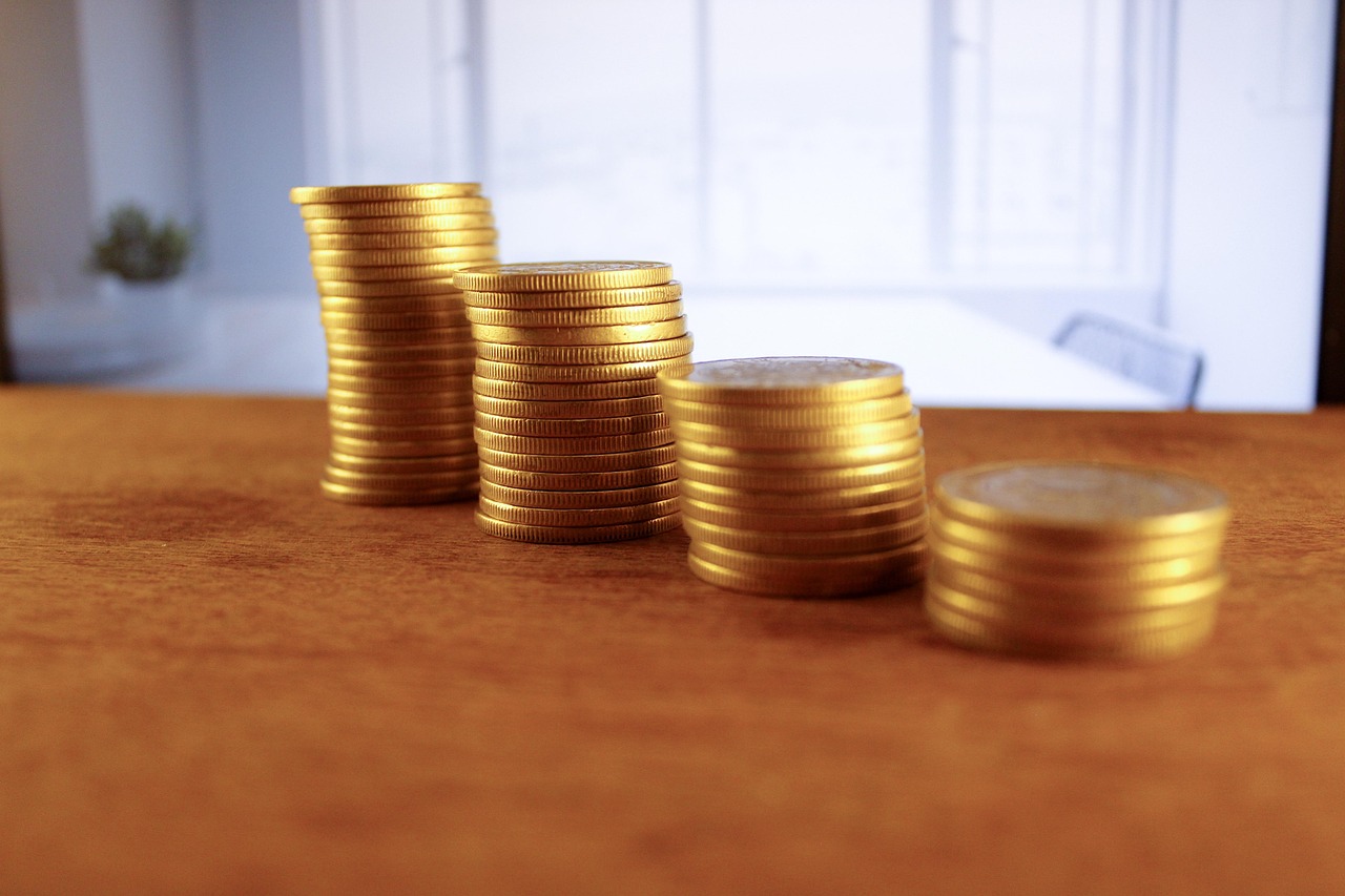 Giovane pensionato sorride, riflettendo sulle opportunità con 20 anni di contributi previdenziali.