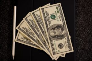 Persona felice riceve un accredito di 3600€ sul conto grazie alla Legge 104.