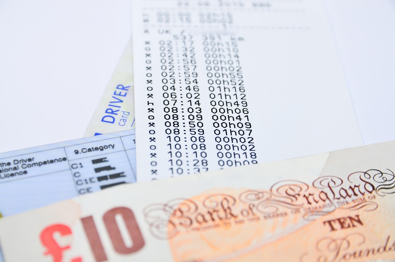 Uomo anziano che consulta un documento per verificare l'esenzione del bollo auto.