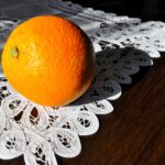 Vecchi centrini della nonna esposti su un tavolo, simbolo di artigianato e valore nostalgico.