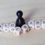 Immagine di un bonifico bancario con evidenziata la causale sospetta che provoca il blocco automatico.