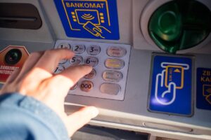 Bancomat con evidenziato il numero di prelievi, simbolo di limitazioni mensili.