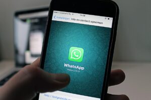 Guida visiva per disattivare Meta AI su WhatsApp, con passaggi chiari e semplici.