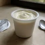 Yogurt greco scaduto da un giorno: cosa guarda davvero chi non lo butta
