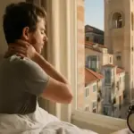 Dolore al collo al risveglio: quali abitudini della sera annotare prima di chiedere aiuto